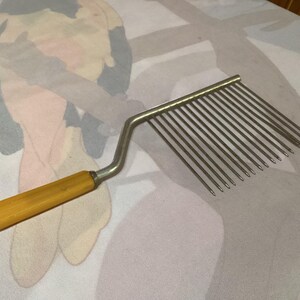 Vintage köksredskap - skrynkelskärare, knivslipare, degmixer, matskärare, glass- och matfettskopor - säljs separat bild 6