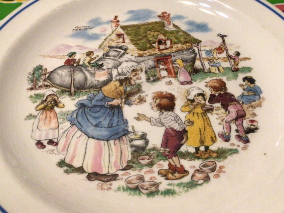 Vintage Old Mother Hubbard Egg Cup (Crown Lynn?) Vintage Old Mother Hubbard Egg Cup (Crown Lynn?)