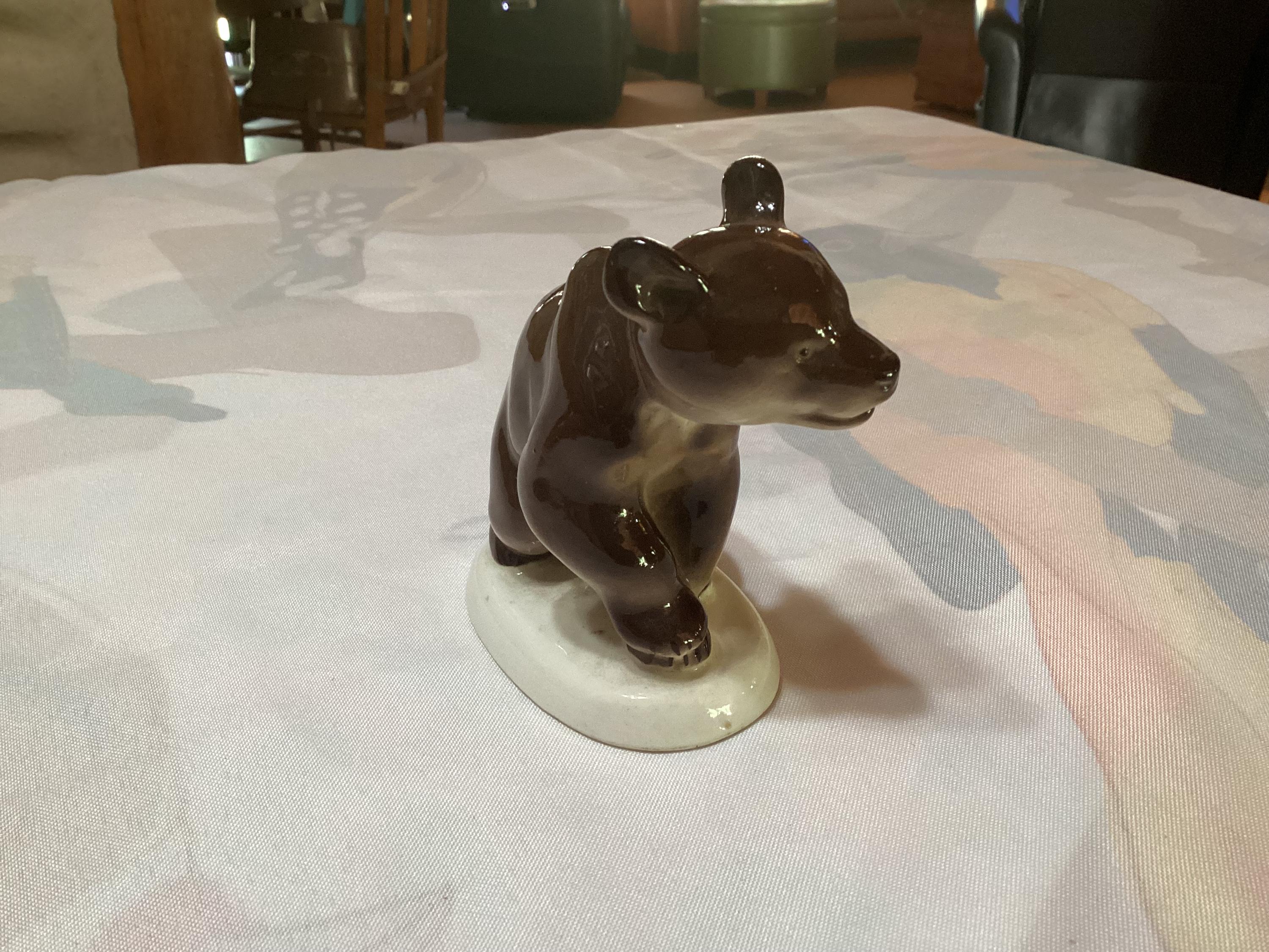 Made in USSR」の刻印がある、ヴィンテージのロモノーソフ磁器のクマの