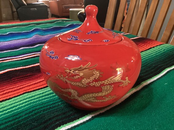龍のデザインが施されたヴィンテージ陶器の赤い蓋付き茶筒 - 中国