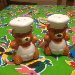 Saleiros e pimenteiros vintage de cerâmica com urso