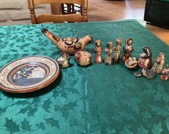 Figuras de animales pintadas a mano, belén y plato con diseño de pájaros, todos de cerámica mexicana Tonala de estilo vintage (se venden por separado).