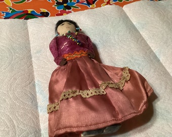 ピンクのベルベットの衣装を着たヴィンテージの手作りナバホ族の女性人形