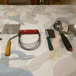 Vintage köksredskap - skrynkelskärare, knivslipare, degmixer, matskärare, glass- och matfettskopor - säljs separat bild 2