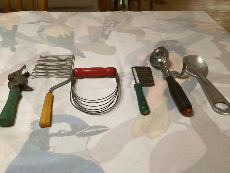 Vintage köksredskap - skrynkelskärare, knivslipare, degmixer, matskärare, glass- och matfettskopor - säljs separat bild 2