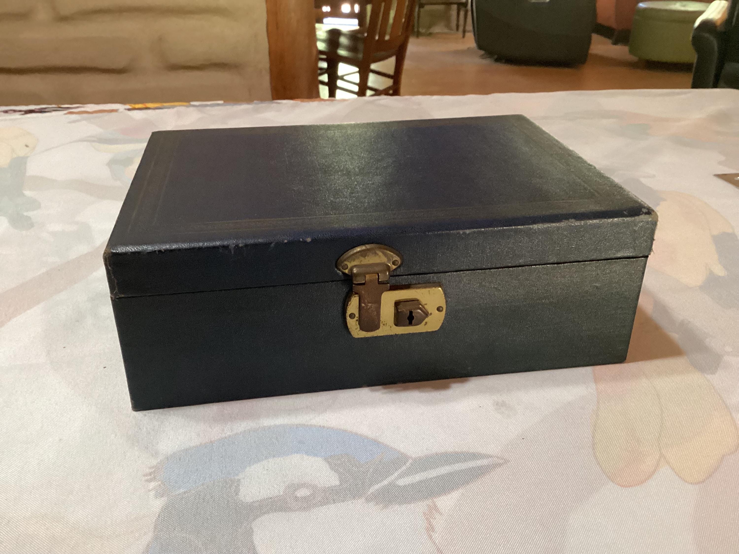 ナビール コレクションボックス ネイビー Vintage 1950s Navy Blue Jewelry Box With Blue Velvet Lining and