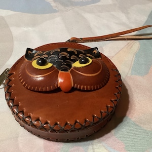 Bolso o cartera vintage de piel de búho, cosido y trabajado a mano