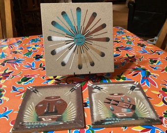 Azulejos de pintura de arena Navajo vintage: Dios del Sol y par de vasijas adornadas