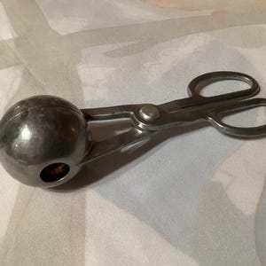 Máquina de fazer almôndegas de metal e alumínio vintage, utensílio para fazer bolas tipo colher e tesoura - Japão