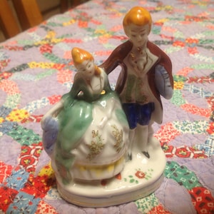 Vintage hand painted ceramic colonial couple figurine - Occupied Japan