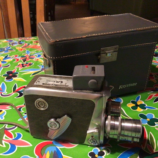 Vintage Keystone Bel Air K-48 8 mm Filmkamera mit Licht- oder Belichtungsmesser, 3 drehbaren Objektiven und Ledertasche