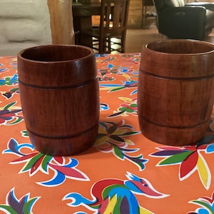 Vintage Paar von Final Touch handgefertigte hölzerne fassförmige Becher oder Bierkrüge