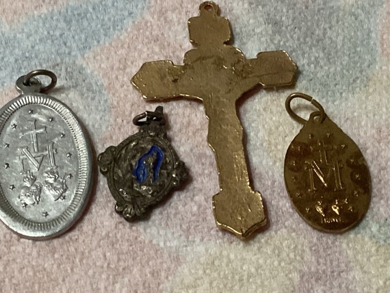 Vintage set of 4  Religious Themed medals- crucif… - image 6