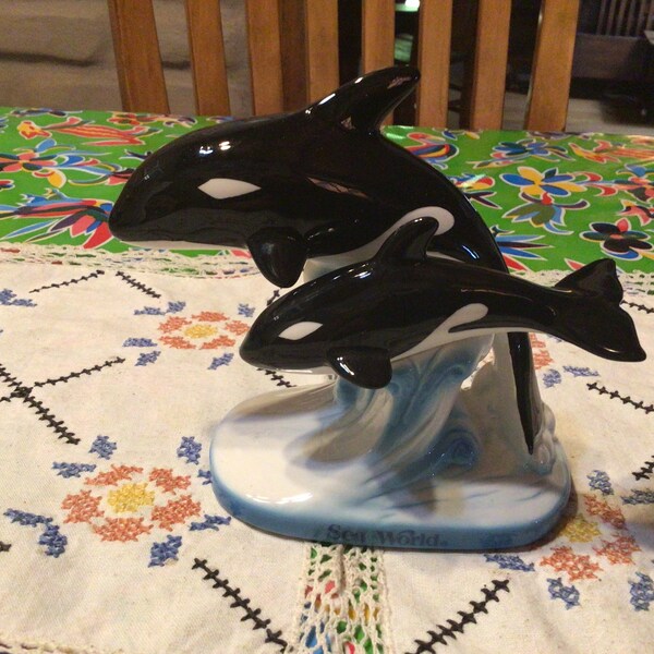 Vintage hand painted ceramic Sea World souvenir Shamu orca killer whale figurine