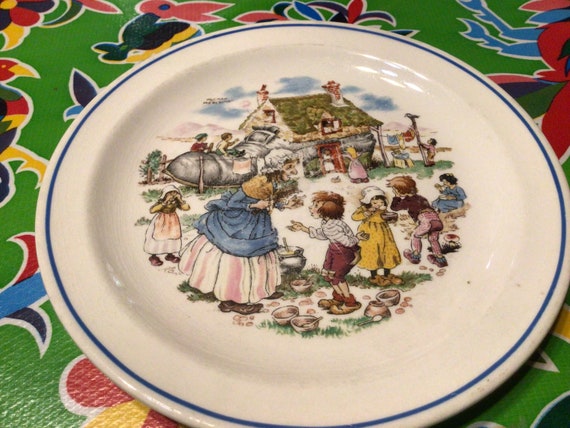 Vintage Old Mother Hubbard Egg Cup (Crown Lynn?) Vintage Old Mother Hubbard Egg Cup (Crown Lynn?)
