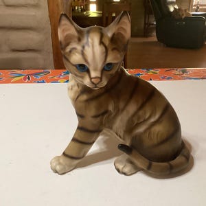 国内作家 タビーCAT Vintage Midcentury M. Takai Porcelain Tabby Cat Signed Figurine