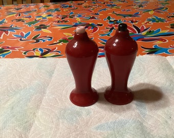 salières et poivrières art déco en bakélite rouge vintage - 1920