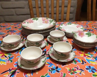 Pratos de jantar, pratos de salada, tigelas de frutas silvestres, xícara de chá e xícaras e pires vintage franciscanos da Rosa do Deserto - vendidos separadamente