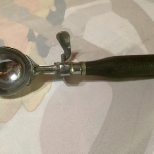 Vintage köksredskap - skrynkelskärare, knivslipare, degmixer, matskärare, glass- och matfettskopor - säljs separat bild 7