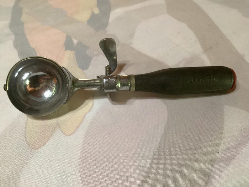 Vintage köksredskap - skrynkelskärare, knivslipare, degmixer, matskärare, glass- och matfettskopor - säljs separat bild 7