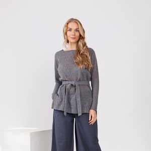 Grey loose fit or belted long sleeve woolen blouse for women convertible model, oversized ladies' top with side slits and belt 画像 1