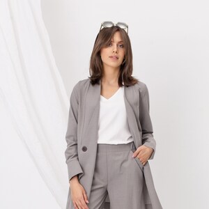 Wool and cotton light brown suit jacket with buttons & pockets for women, elegant blazer for various occasions, oversized loose suit coat