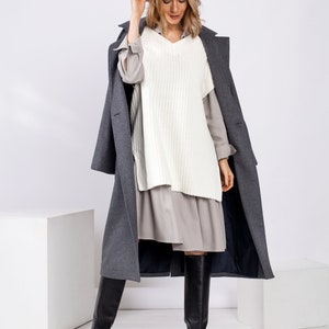 Light grey wool and cashmere oversized midi coat with pockets and buttons