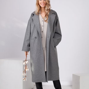 Light grey wool and cashmere oversized midi coat with pockets and buttons