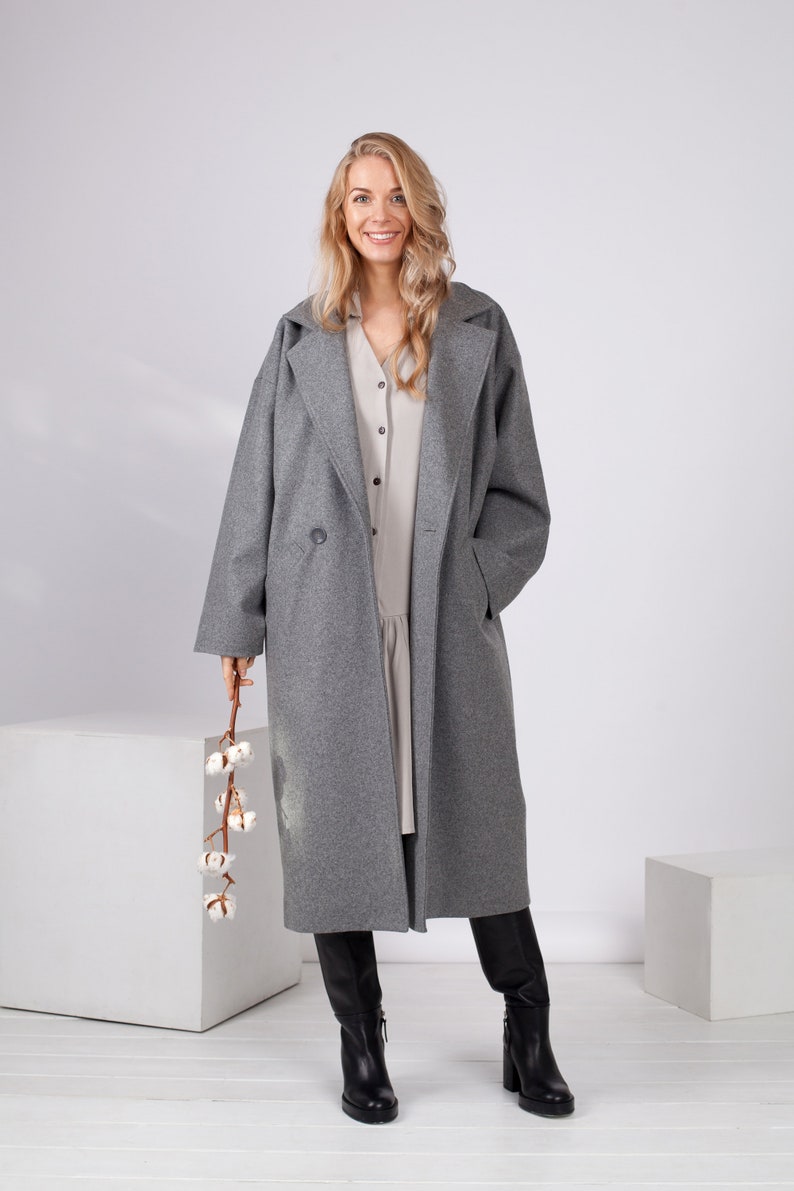 Light grey wool and cashmere oversized midi coat with pockets and buttons