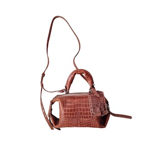 Cartera cruzada de piel vegetal curtida con efecto cocodrilo, cosida a mano