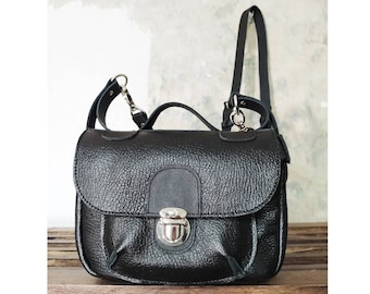 Bolso bandolera pequeño de piel granulada de color negro