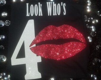 Bling Kandi cumpleaños Tee- Mira quién es 40 cumpleaños camiseta