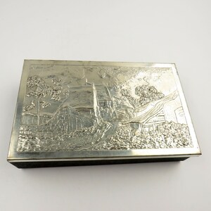 Vintage coleccionable Daher Co Candy Box Village Scene en relieve Top STASH Trinket Souvenir y Letter Container