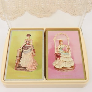 Baraja doble MCM de Hallmark Royal Worcester Figuras de porcelana Bélgica Caja de plástico The United States Playing Card Co Cincinnati