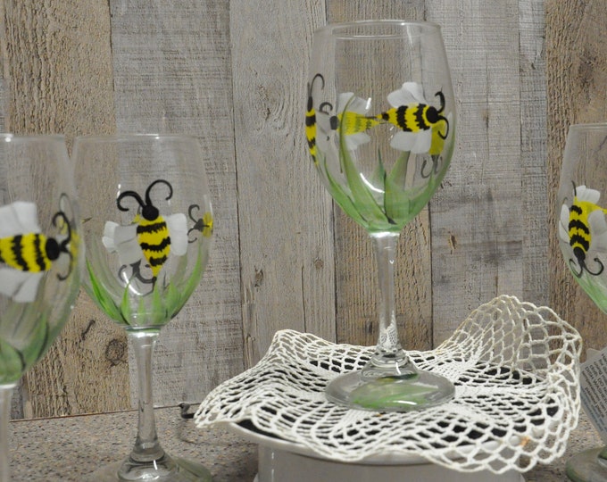 Bumble bee wine glass