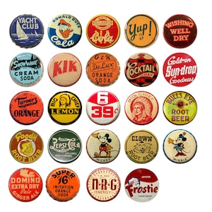 Puede incluir: Una colección de 25 tapas de botellas vintage con diversas marcas y diseños. Las tapas son redondas y coloridas, con imágenes de personajes de dibujos animados, animales y texto. Algunas de las marcas incluyen Coca-Cola, Pepsi-Cola, Root Beer y Sun-drop.
