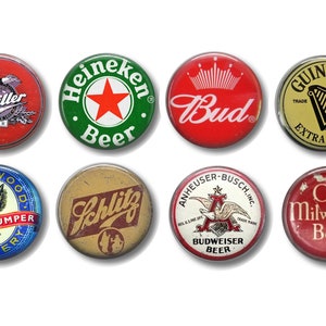 Puede incluir: Ocho botones redondos de metal para tapones de botellas que representan varias marcas de cerveza, entre ellas Miller, Heineken, Budweiser, Bud, Guinness, Old Thumper, Schlitz y Old Milwaukee.