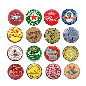 Puede incluir: Una colección de 16 tapas de botellas de cerveza vintage con varios logotipos y diseños. Las tapas son redondas y presentan una variedad de colores, incluyendo rojo, azul, verde, amarillo y blanco. Algunos de los logotipos incluyen "Budweiser", "Schlitz", "Heineken", "Guinness", "Old Milwaukee" y "Grolsch".