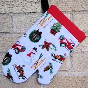 Christmas themed oven mitts and towel set