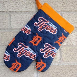 Detroit Tigers Kitchen Mitt Detroit Tigers Oven Mitt Tigers BBQ Mitt Handmade Unisex Choose Right / Left Hand or Set of both image 1