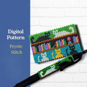 Puede incluir: Una pieza rectangular de cuentas en punto peyote con un patrón colorido de gatos y ovillos, acompañada de un bolígrafo negro envuelto en una funda de cuentas a juego. El texto "Digital Pattern Peyote Stitch" es visible a la izquierda.