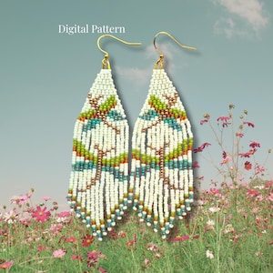 Op de afbeelding: Een paar lange, druppelvormige kralenoorbellen met een libelleontwerp van witte, groene en blauwe glaskralen met goudkleurige metalen haken. De tekst Digital Pattern is bovenaan zichtbaar. De kralen vormen onderaan een franje.