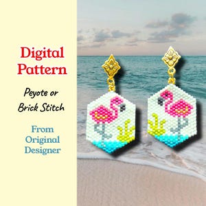 Può includere: Un paio di orecchini esagonali in perline con un design a fenicottero rosa su sfondo bianco con accenti gialli e blu. Gli orecchini sono sospesi a ganci in metallo dorato. Il testo a sinistra recita Digital Pattern Peyote or Brick Stitch From Original Designer.