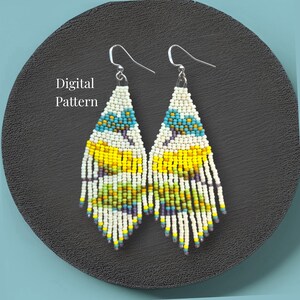 Op de afbeelding: Een paar bungelende oorbellen met een kralenfranje-ontwerp met een horizontaal patroon van witte, blauwe, gele en groene kraaltjes. De oorbellen hangen aan zilverkleurige metalen haken en bevatten de tekst Digital Pattern.