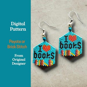 以下が含まれることがあります： 「I ❤️ books」の文字と赤いハートが特徴の、ターコイズ色のビーズイヤリング。イヤリングは六角形で、下部にカラフルな本のデザインがあります。「Digital Pattern」の文字が左側に表示されています。