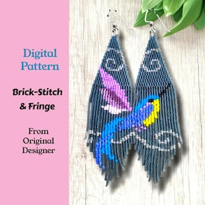 Peut inclure: Une paire de longues boucles d'oreilles triangulaires en perles avec un motif en point de brique et franges. Elles présentent un fond gris foncé avec un colibri bleu, jaune et rose, agrémenté de motifs de tourbillons argentés.