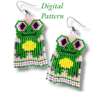 Puede incluir: Un par de pendientes de cuentas con diseño de rana en colores verde, amarillo, rosa y negro, con ganchos de metal plateado. El texto Digital Pattern es visible en fuente verde. Los pendientes tienen un borde inferior con flecos.