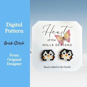 Op de afbeelding: Een paar gepixelde pinguïn oorbellen met zwarte, witte en oranje details. De oorbellen worden getoond op een witte kaart met de tekst "Heart of the Hills Designs" en "Hand-crafted in the Ozarks". De woorden "Digital Pattern" en "Brick-Stitch" zijn ook zichtbaar.