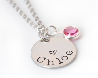 Collar con nombre infantil personalizado para niña pequeña con forma de corazón y piedra de nacimiento.