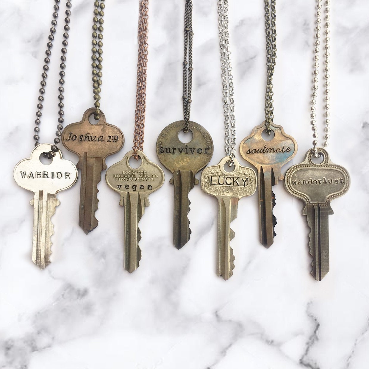 Благодарные клиенты и деньги. This is give away. Giving key. Giving key. Ключ от дома рука из ноутбука.